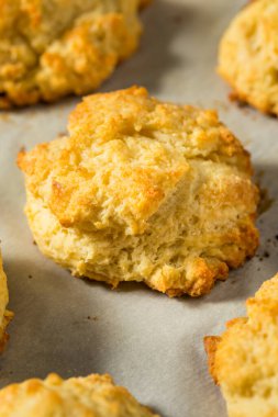 Ev yapımı tereyağlı tereyağlı bisküviler yemeye hazır.