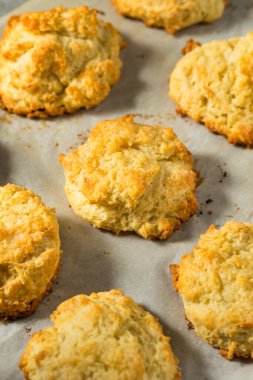 Ev yapımı tereyağlı tereyağlı bisküviler yemeye hazır.