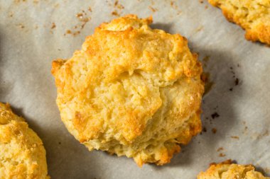 Ev yapımı tereyağlı tereyağlı bisküviler yemeye hazır.