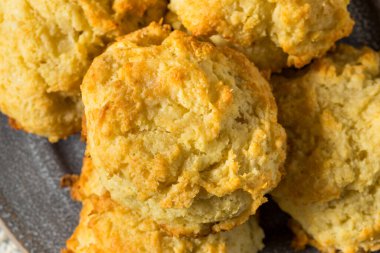 Ev yapımı tereyağlı tereyağlı bisküviler yemeye hazır.