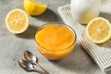 Tatlı organik limonlu krema Cam kavanoza yayılmış