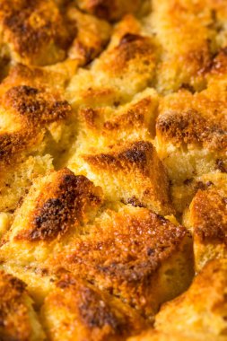 Ev yapımı tatlı ekmek pudingi kahvaltıya hazır.