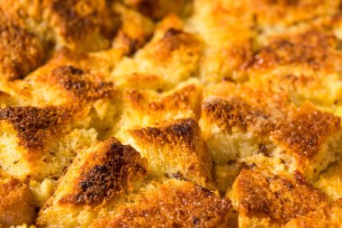 Ev yapımı tatlı ekmek pudingi kahvaltıya hazır.