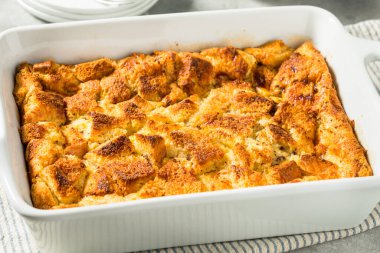 Ev yapımı tatlı ekmek pudingi kahvaltıya hazır.