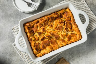 Ev yapımı tatlı ekmek pudingi kahvaltıya hazır.