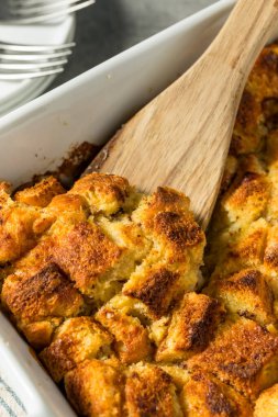 Ev yapımı tatlı ekmek pudingi kahvaltıya hazır.