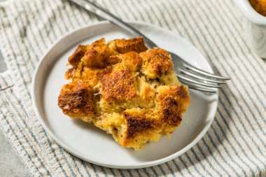 Ev yapımı tatlı ekmek pudingi kahvaltıya hazır.