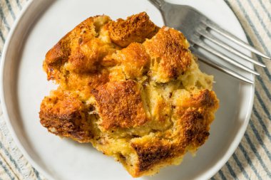 Ev yapımı tatlı ekmek pudingi kahvaltıya hazır.