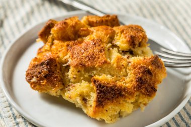 Ev yapımı tatlı ekmek pudingi kahvaltıya hazır.