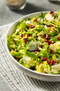 Çiğ Organik Brüksel Salatası Peynir ve Nar ile