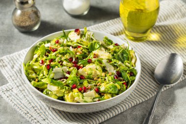Çiğ Organik Brüksel Salatası Peynir ve Nar ile