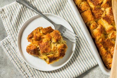 Ev yapımı tatlı ekmek pudingi kahvaltıya hazır.