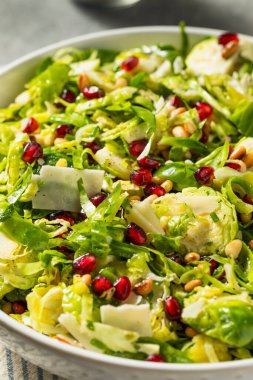 Çiğ Organik Brüksel Salatası Peynir ve Nar ile