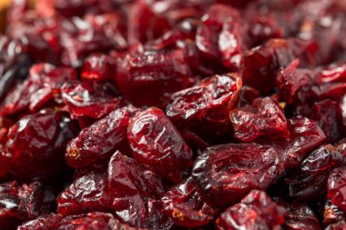 Tahta bir kasede organik çiğ kızılcık.