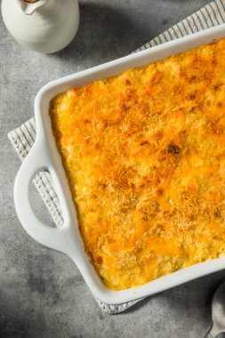 Ev yapımı fırında makarna ve güveçte peynir.