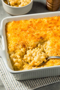 Ev yapımı fırında makarna ve güveçte peynir.