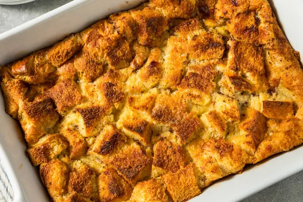 Ev yapımı tatlı ekmek pudingi kahvaltıya hazır.