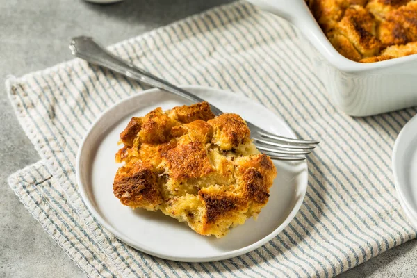 Ev yapımı tatlı ekmek pudingi kahvaltıya hazır.