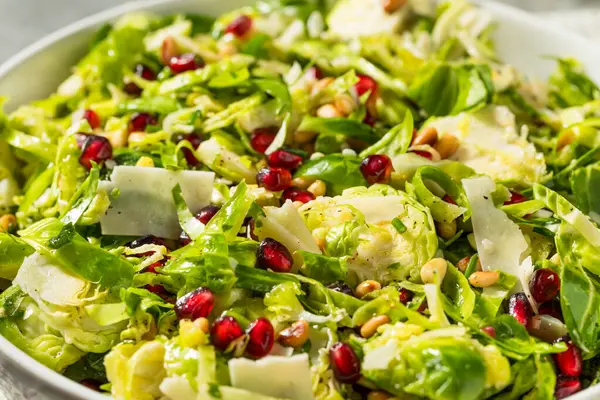 Raw Organic Brussels Sprouts Salade Met Kaas Granaatappel — Stockfoto
