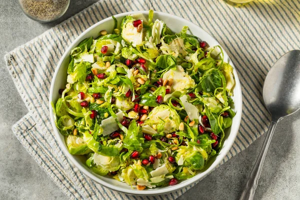 Raw Organic Brussels Sprouts Salade Met Kaas Granaatappel — Stockfoto