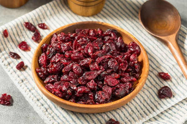 Tahta bir kasede organik çiğ kızılcık.