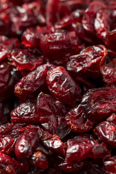 Tahta bir kasede organik çiğ kızılcık.