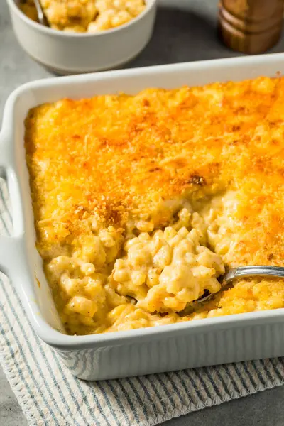 Ev yapımı fırında makarna ve güveçte peynir.