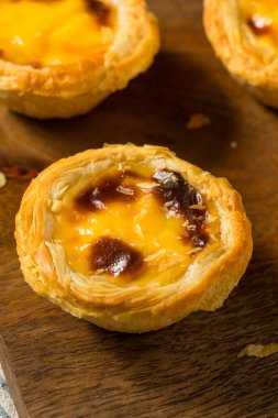 Ev yapımı tatlı Portekiz yumurtalı tartı yemeye hazır.