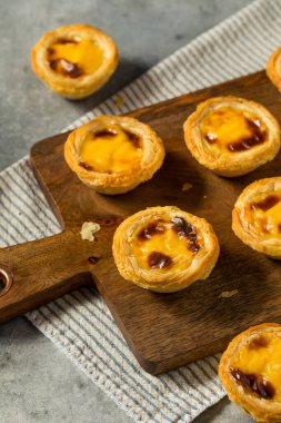 Ev yapımı tatlı Portekiz yumurtalı tartı yemeye hazır.