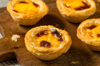 Ev yapımı tatlı Portekiz yumurtalı tartı yemeye hazır.