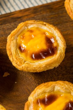Ev yapımı tatlı Portekiz yumurtalı tartı yemeye hazır.