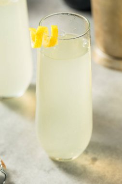 Şampanya ve limonlu 75 kokteyl.