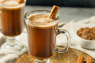 Tarçınlı sıcak sıcak tereyağlı rom.