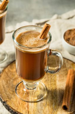 Tarçınlı sıcak sıcak tereyağlı rom.