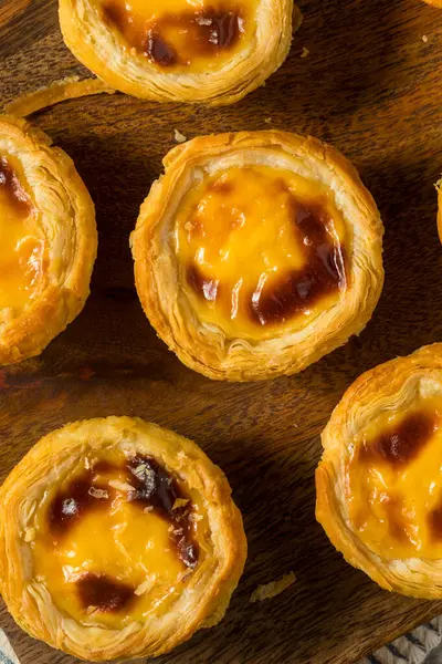 Ev yapımı tatlı Portekiz yumurtalı tartı yemeye hazır.