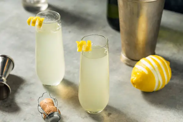 Bubbly Boozy French Cocktail Med Champagne Och Citron — Stockfoto