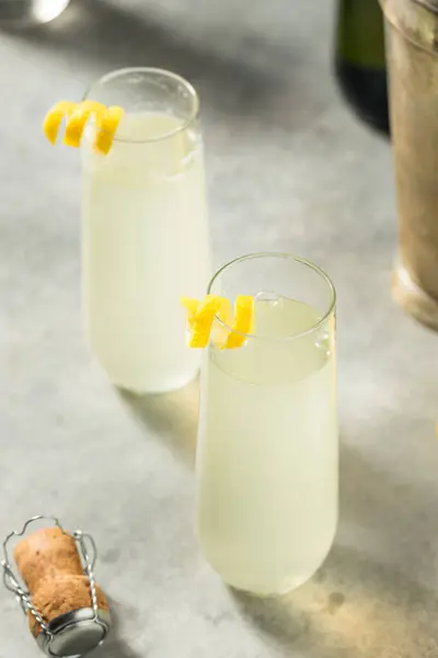 Bubbly Boozy French Cocktail Mit Champagner Und Zitrone — Stockfoto