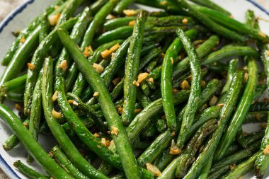 Asyalı sotelenmiş sarımsaklı yeşil fasulye