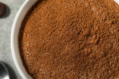 Kuru Organik Sıcak Kakao Çikolata Pudrası Bir kâsede Karışık