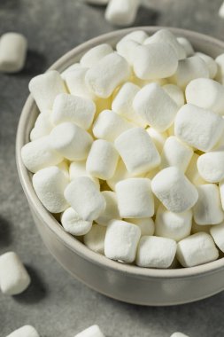 Kuru beyaz organik mini şekerlemeler bir kasede