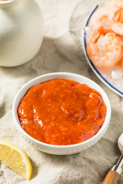Økologisk Rød Tomat Cocktailsaus Med Pepperrot – stockfoto