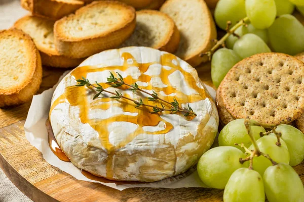 Ev yapımı, üzümlü ve krakerli Brie aperatifi.