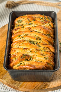 Ev yapımı biberiye, sarımsaklı ayrı ekmek.