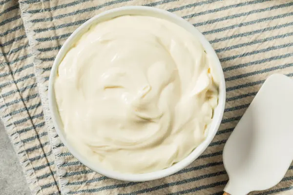 Ev yapımı Beyaz Mascarpone Peyniri Kasede