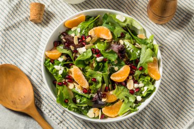 Çiğ Organik Sağlıklı Turuncu Feta ve Bademli Kış Salatası