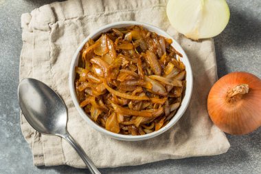 Kahverengi Organik Karamelli Soğan ile Pişirmek İçin Bir kâse