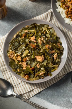 Domuz eti ve biberli Güney Organik Collard Yeşilliği