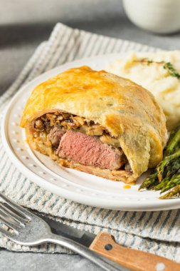 Ev yapımı, kuşkonmaz ve patatesli Wellingtons bifteği.