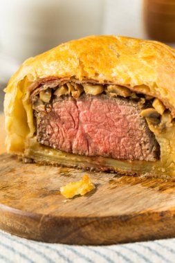 Ev yapımı, kuşkonmaz ve patatesli Wellingtons bifteği.