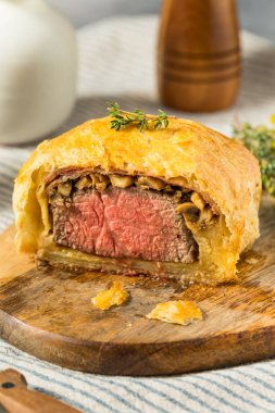 Ev yapımı, kuşkonmaz ve patatesli Wellingtons bifteği.